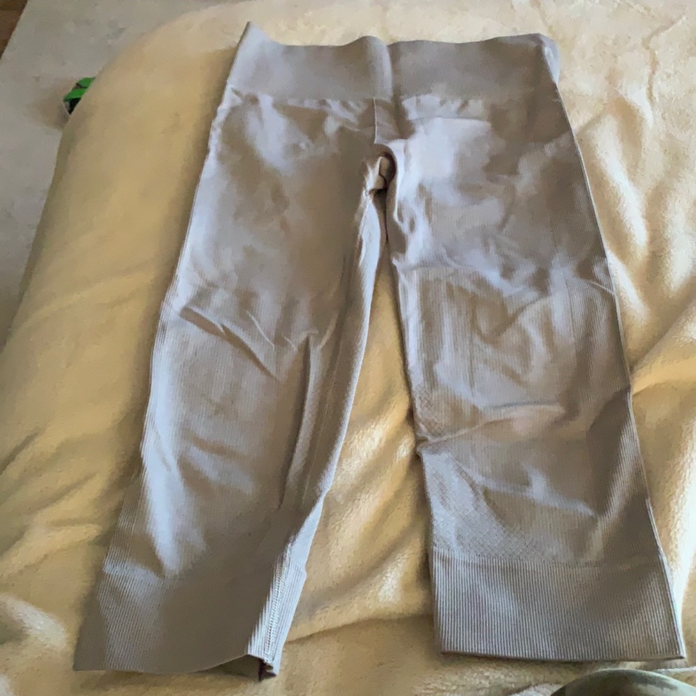 Lululemon gray capri pants size 6